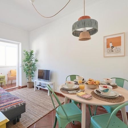 Central & Sunny 2Br Apt Near Beach, By Timecooler Сетубал Екстер'єр фото