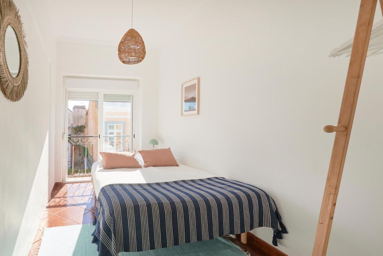 Central & Sunny 2Br Apt Near Beach, By Timecooler Сетубал Екстер'єр фото