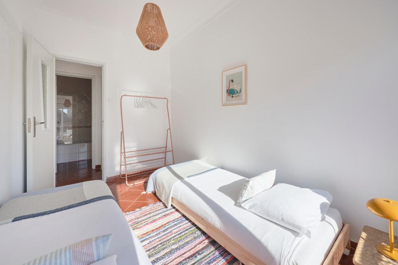 Central & Sunny 2Br Apt Near Beach, By Timecooler Сетубал Екстер'єр фото